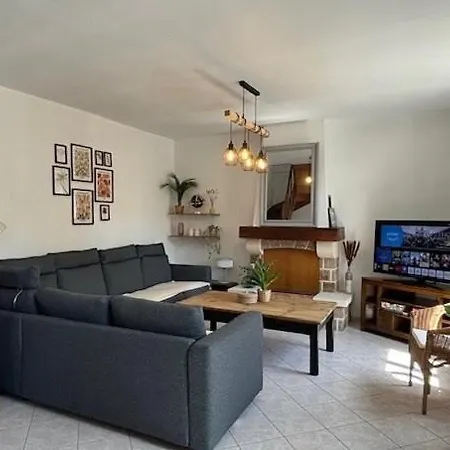 Holiday home Proche Plage, Maison De Bourg Pleine De Charme Gouville-sur-Mer